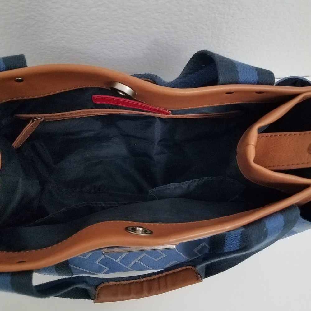 SALE! $10 Tommy Hilfiger American Classics Handbag - Picture 9 of 16